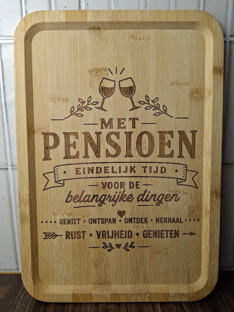 Bamboe dienblad/borrelplank met tekst | Met pensioen, Ophalen of Verzenden, Nieuw, Hout, Overige stijlen