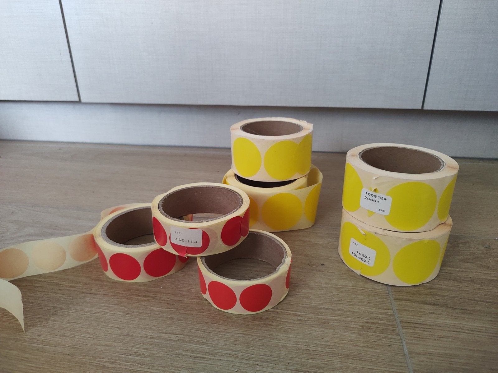 Rode en gele ronde stickers op rol, Hobby en Vrije tijd, Ophalen of Verzenden, Sticker