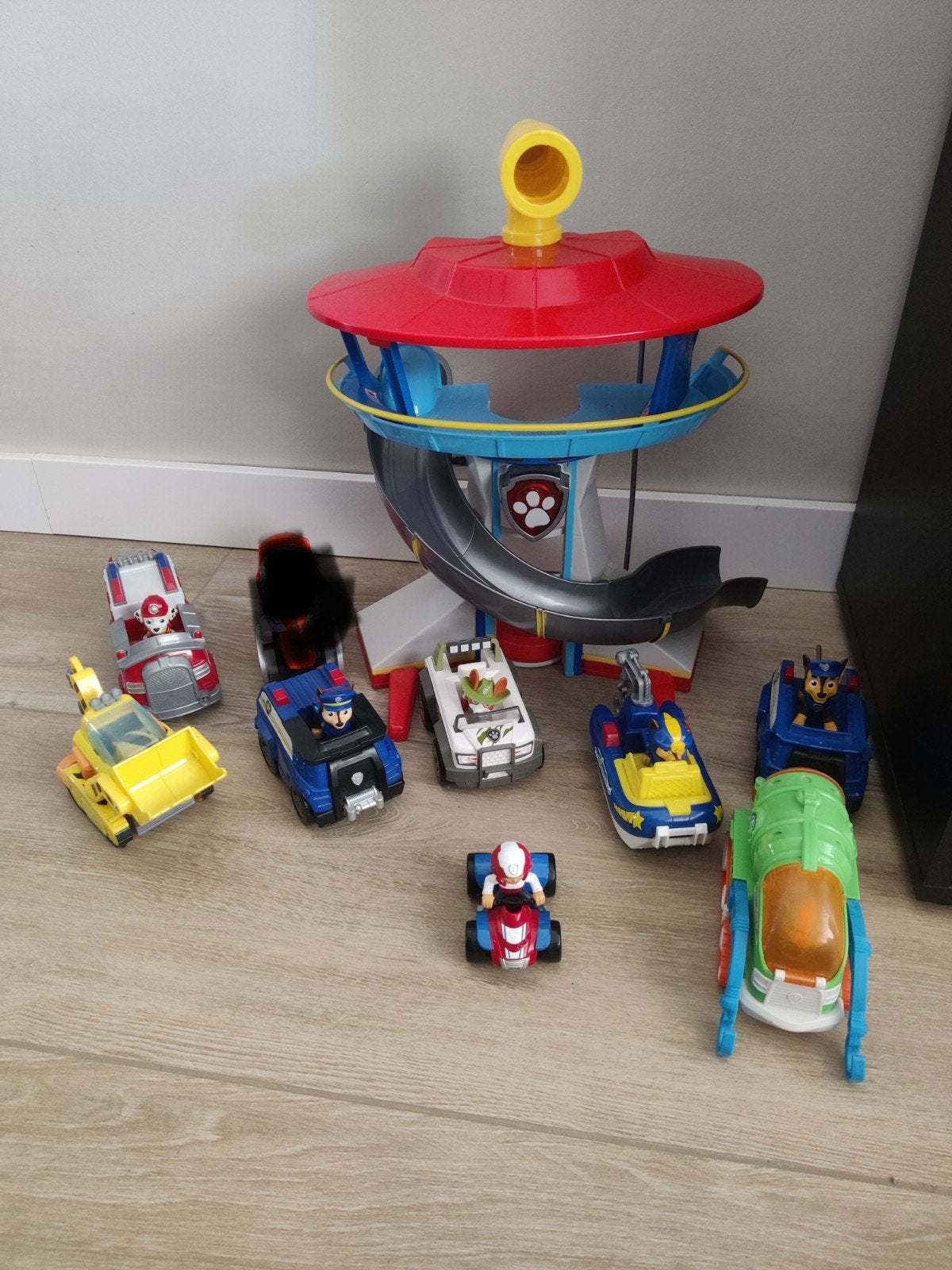 Paw Patrol speelgoedset met uitkijktoren en voertuigen, Ophalen of Verzenden, Zo goed als nieuw
