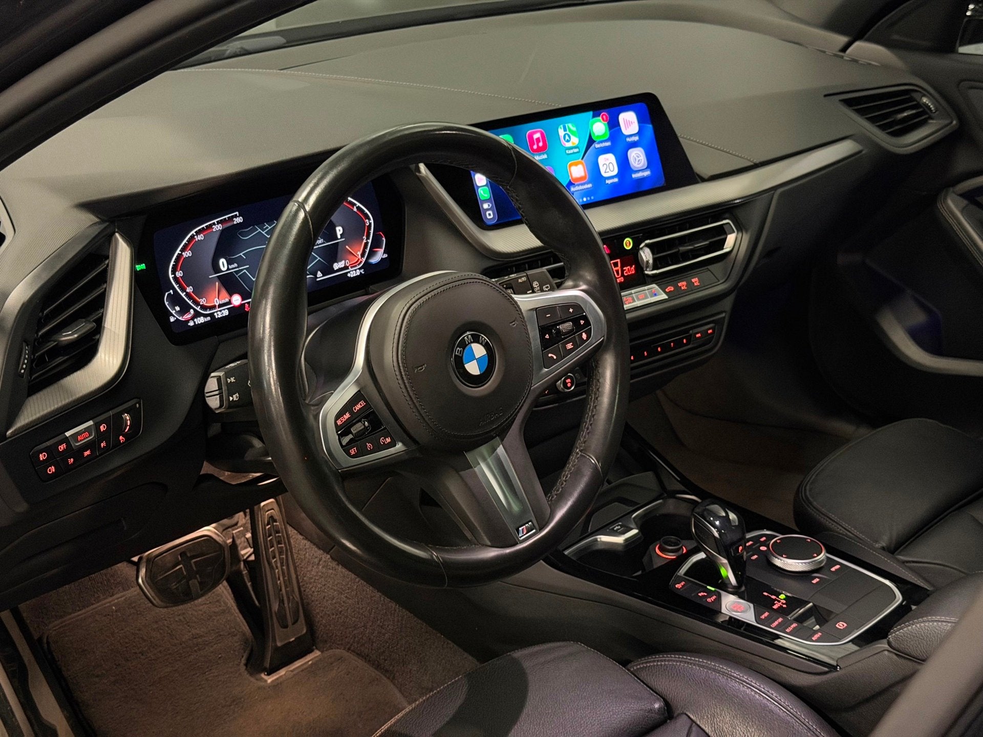 BMW 1-serie 118i M-Sport LED/PANO/NAVI/LEDER/CARPLAY/SFEERV/, Auto's, Dealer onderhouden, Achterwielaandrijving, Gebruikt, 4 cilinders