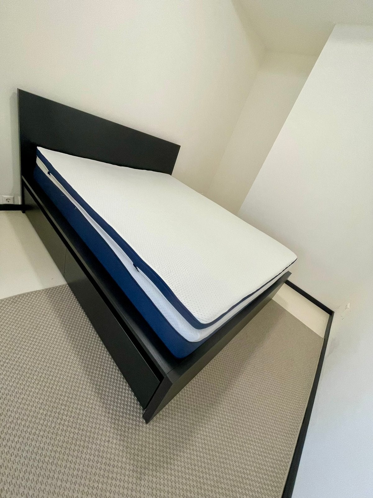 IKEA MALM bed met opberglades + Matt Sleeps matras + topper, Ophalen, Zo goed als nieuw, Tweepersoons