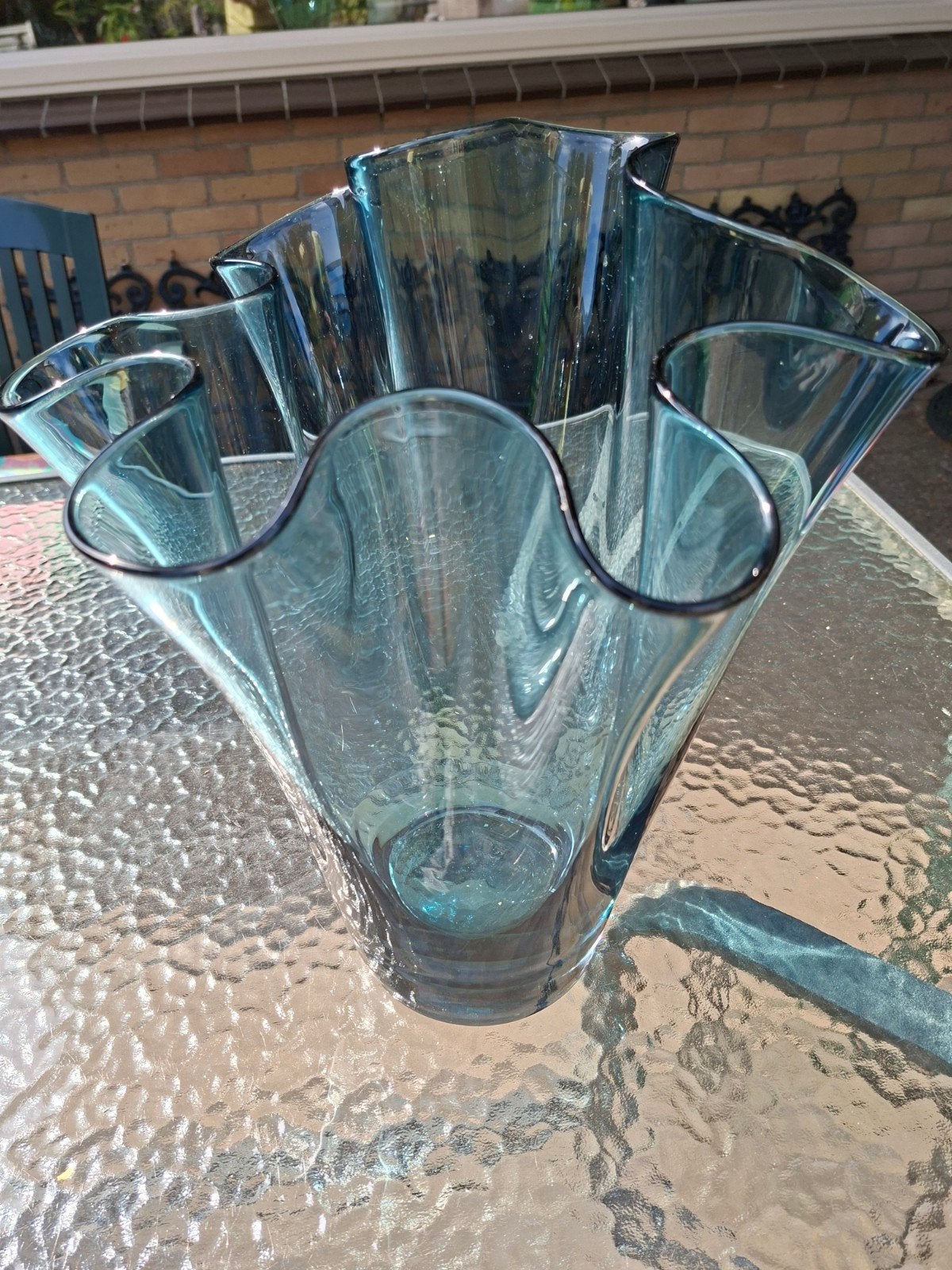 Zware Decoratieve blauwe glazen vaas met golvende rand, Ophalen of Verzenden