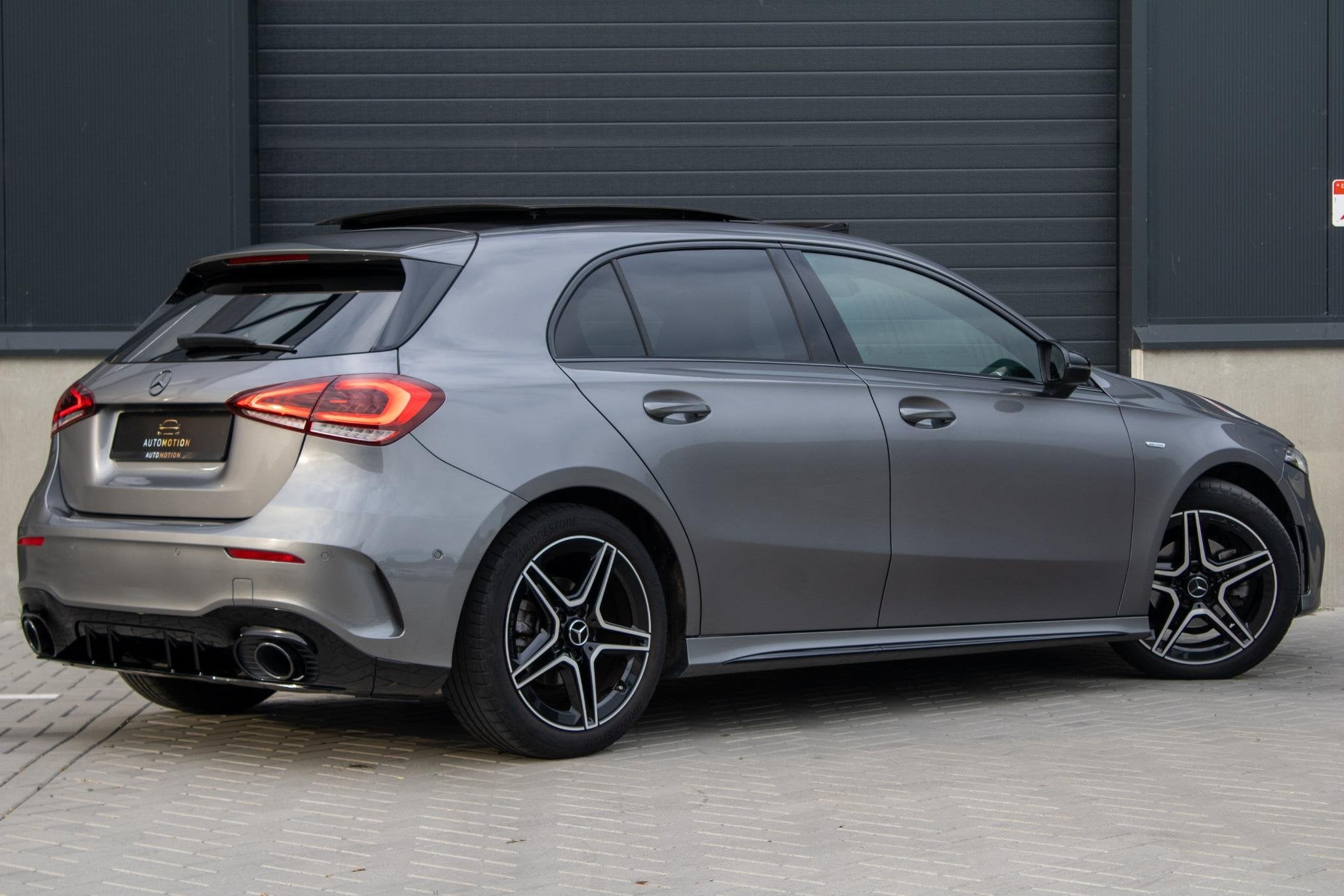 Mercedes-Benz A-klasse 180 Edition AMG Line Pano Camera Burm, Auto's, Dealer onderhouden, 136 pk, Gebruikt, 4 cilinders