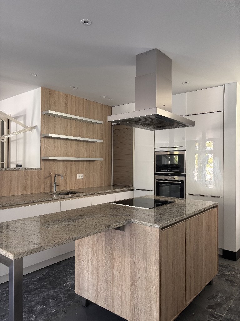 Wit houten nieuwe keuken te koop met kookeiland, Huis en Inrichting, Keuken | Complete keukens, Ophalen, Wit, Met kookeiland, Hoekkeuken