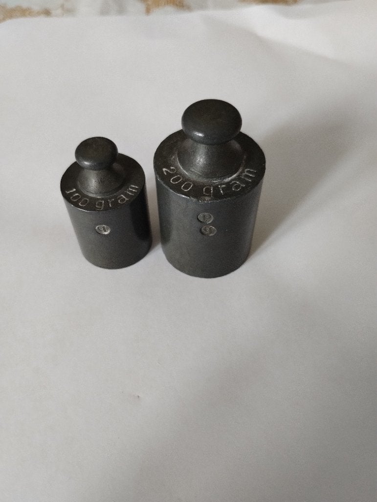 WO2; zinken gewichten 100 en 200 gram! Jaarletters p en  q, Antiek en Kunst, Ophalen of Verzenden