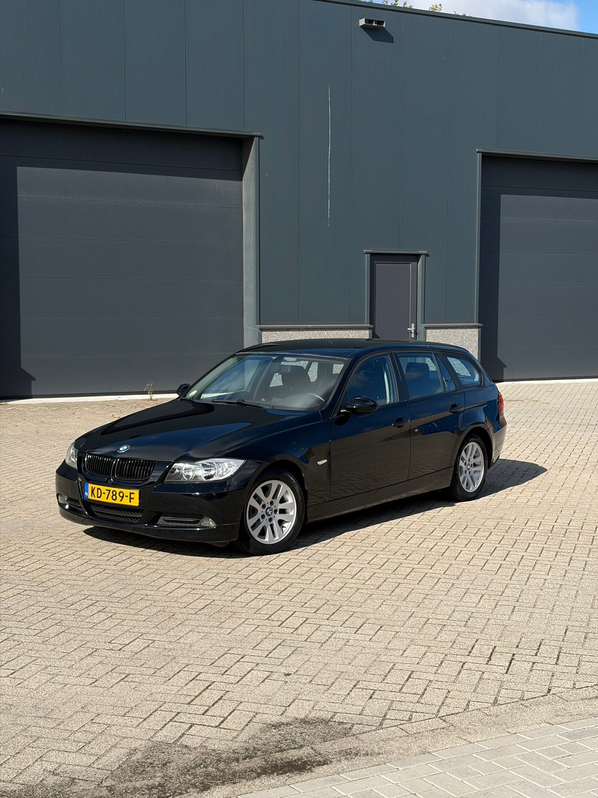 BMW E91 318i NWE KETTING | PDC | Airco | Bluetooth Audio, Auto's, Zwart, Zwart, Handgeschakeld, 1405 kg