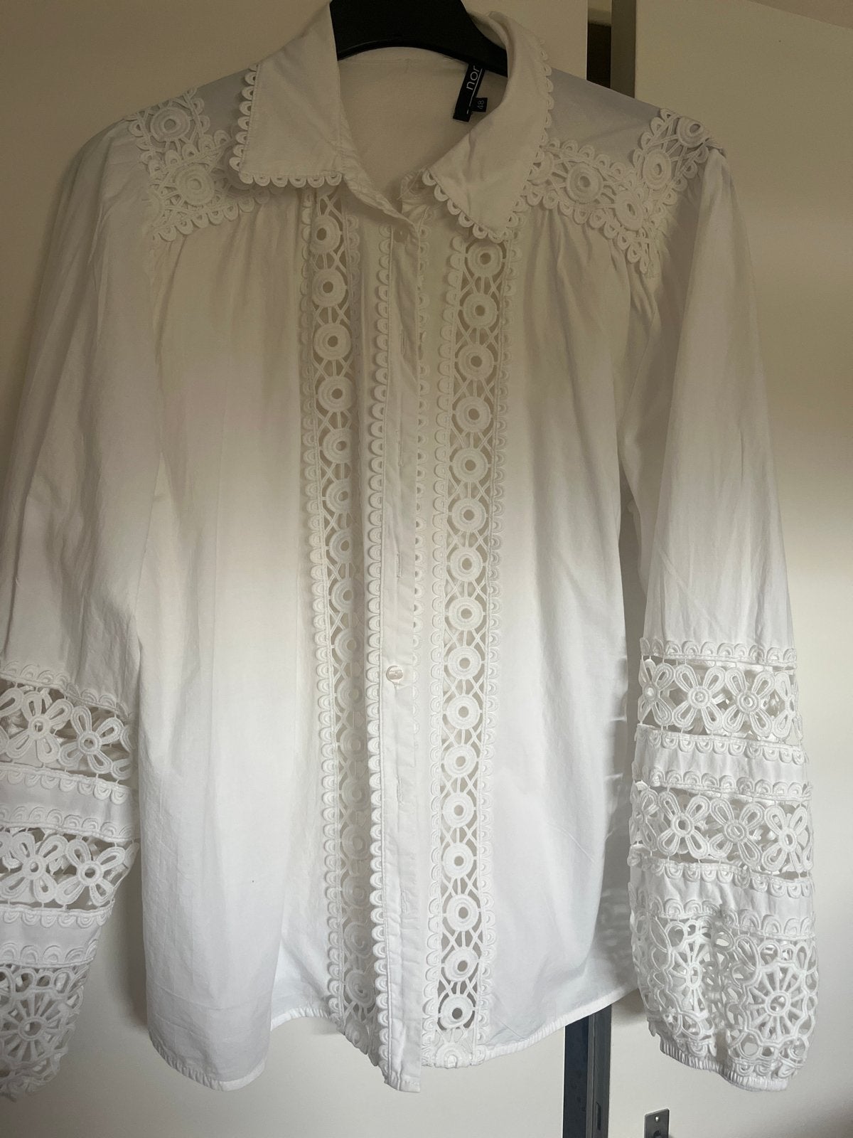 Witte blouse met opengewerkte details - Maat 48, Ophalen of Verzenden, Zo goed als nieuw, Maat 46/48 (XL) of groter, Wit