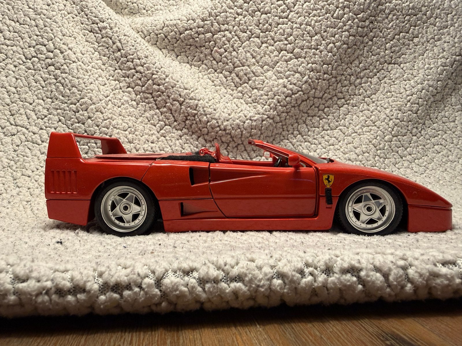 Speciale editie Ferrari F40 met velours bekleding 1/18, Ophalen of Verzenden, Gebruikt, Auto, Bburago