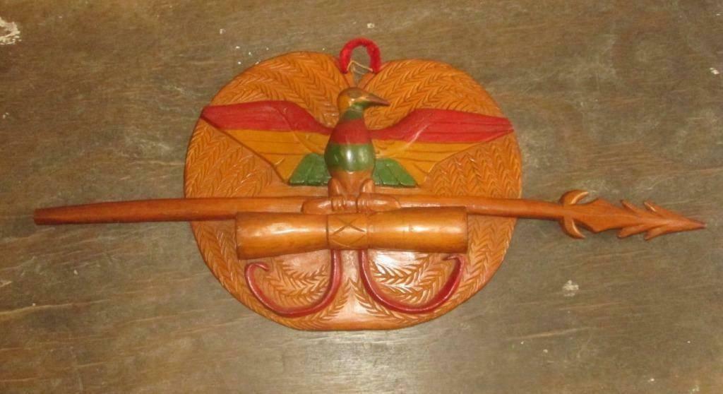 Houtsnijwerk met embleen van Papoea- Nieuw-Guinea ., Antiek en Kunst, Kunst | Niet-Westerse kunst, Hout, Papoea-Nieuw-Guinea, Ophalen of Verzenden