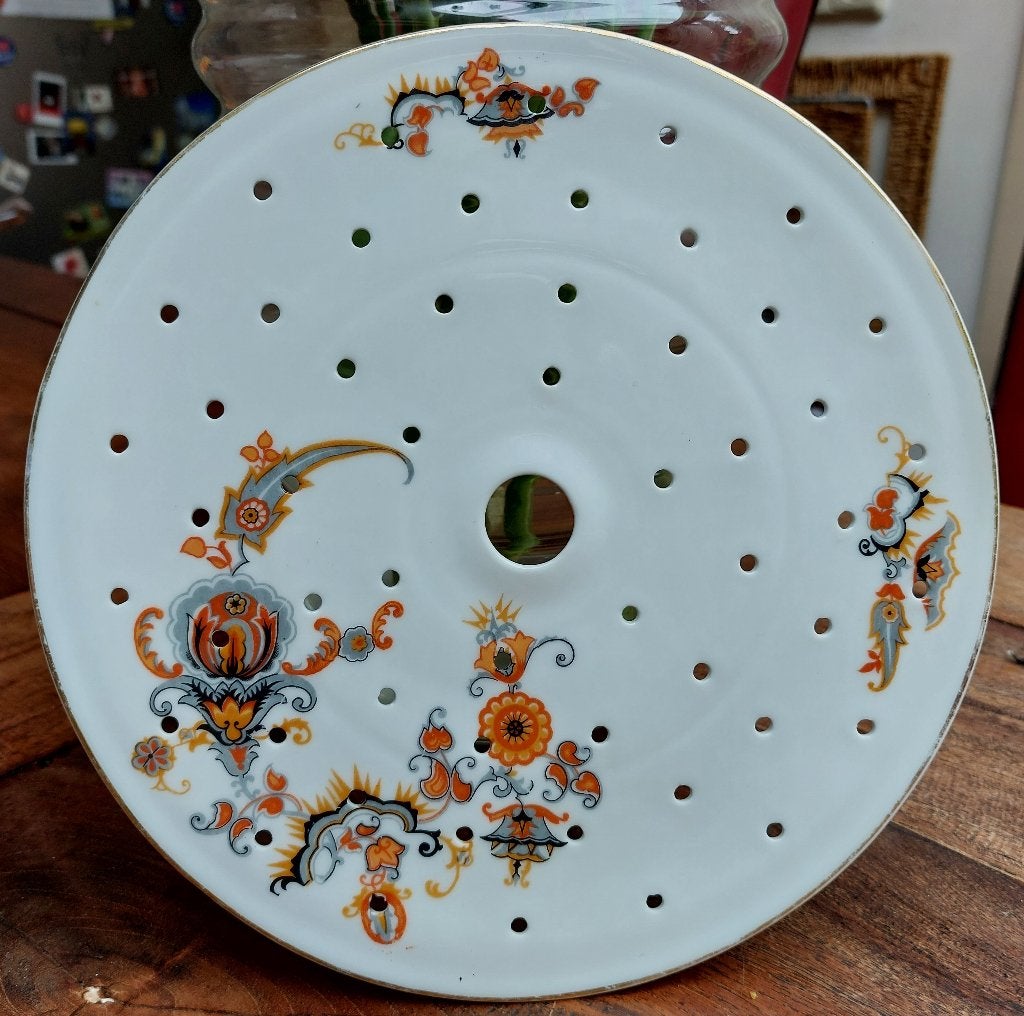 Brocante ronde porseleinen treef met bloemen 22,5 cm, Ophalen of Verzenden