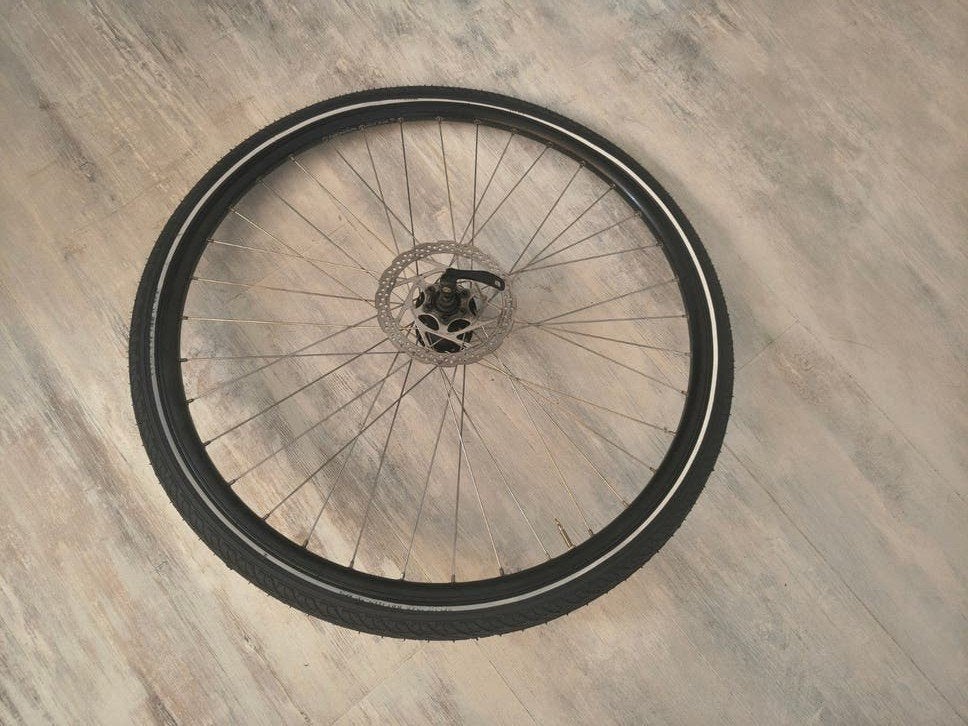 Voorwiel 28 inch schijfrem snelspanner met nieuwe band, Fietsen en Brommers, Fietsonderdelen, Ophalen of Verzenden, Zo goed als nieuw