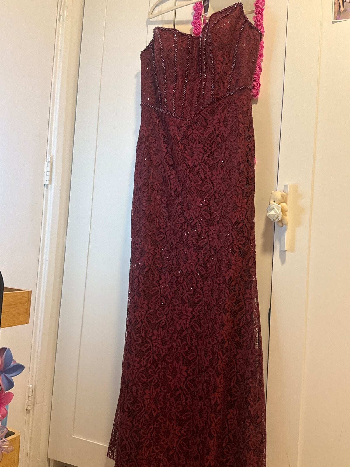 Elegante bordeauxrode kanten galajurk met glanzende details, Maat 46/48 (XL) of groter, Ophalen of Verzenden, Zo goed als nieuw