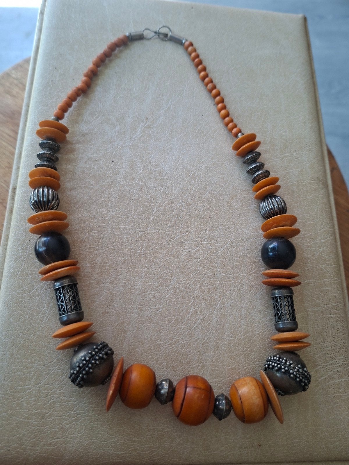 Vintage kralenketting met houten en metalen details, Ophalen of Verzenden, Gebruikt, Oranje, Overige materialen