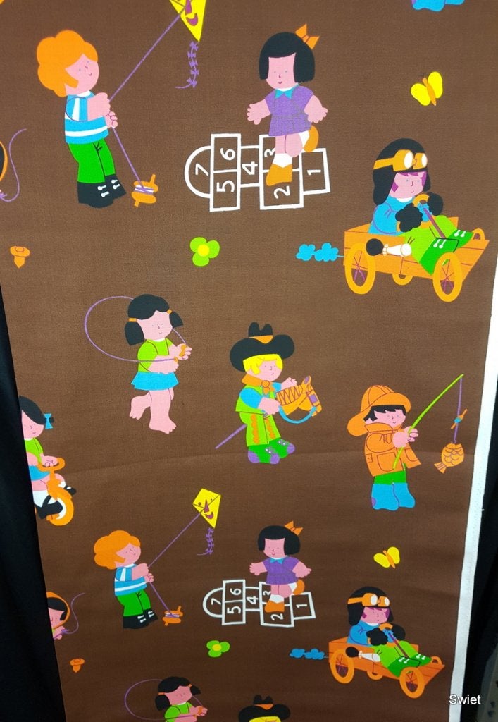 10914 Vintage bruine kinderstof met spelende kinderen swiet, Overige kleuren, Verzenden, 120 cm of meer, Katoen
