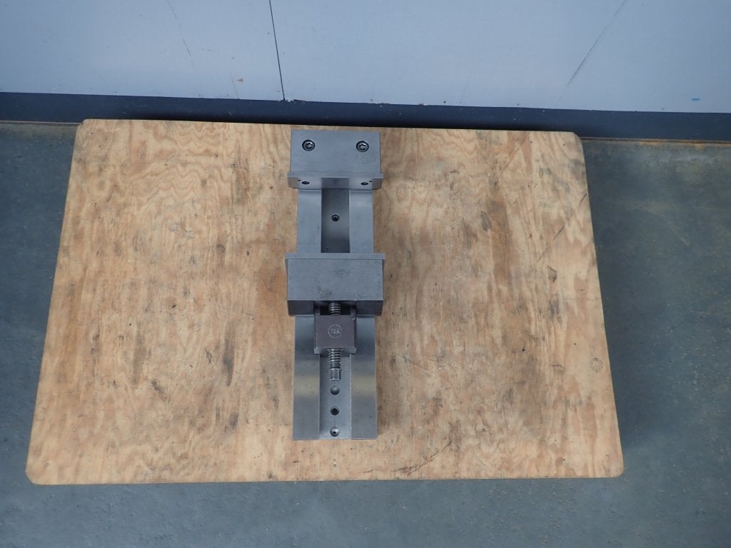 Zware T.E.K. Machineklem 200 x 355mm , Machine vise TEK, Niet ingevuld, Niet ingevuld, Ophalen of Verzenden, Zo goed als nieuw