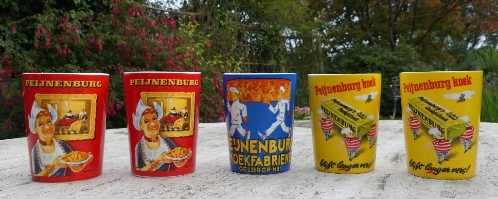 8 x Nostalgische Peijnenburg Bekers 4 Rood 3 Geel 1 Blauw, Overige merken, Vintage, Nieuw, Aardewerk