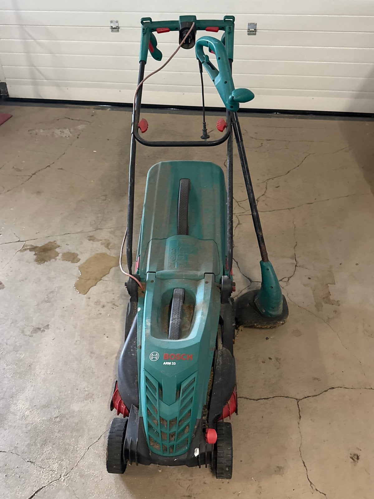 Bosch grasmaaier ARM 33 met kantjesmaaier, Tuin en Terras, Grasmaaiers, Ophalen, Cirkelmaaier, Gebruikt, Elektrische grasmaaier