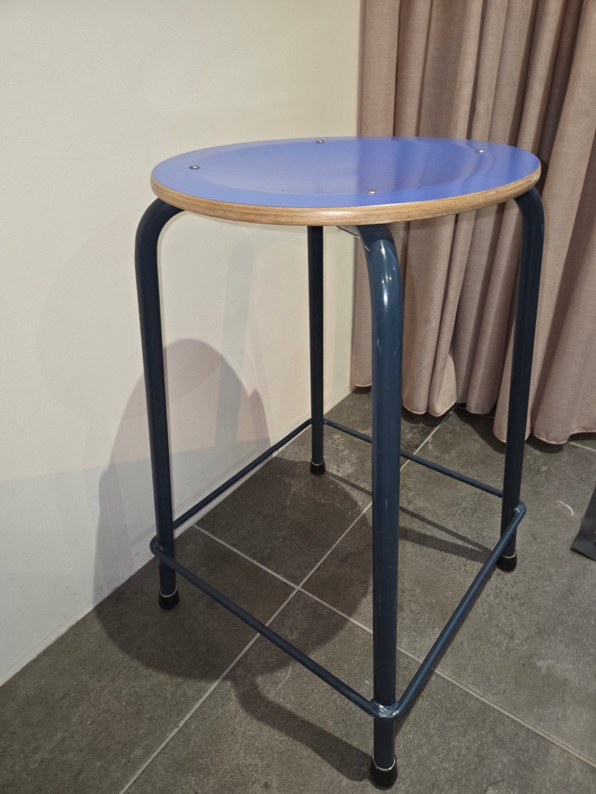Stevige Retro Werkkruk - Blauw Onderstel & Zitting, Huis en Inrichting, Krukjes, Ophalen, Zo goed als nieuw, Staal