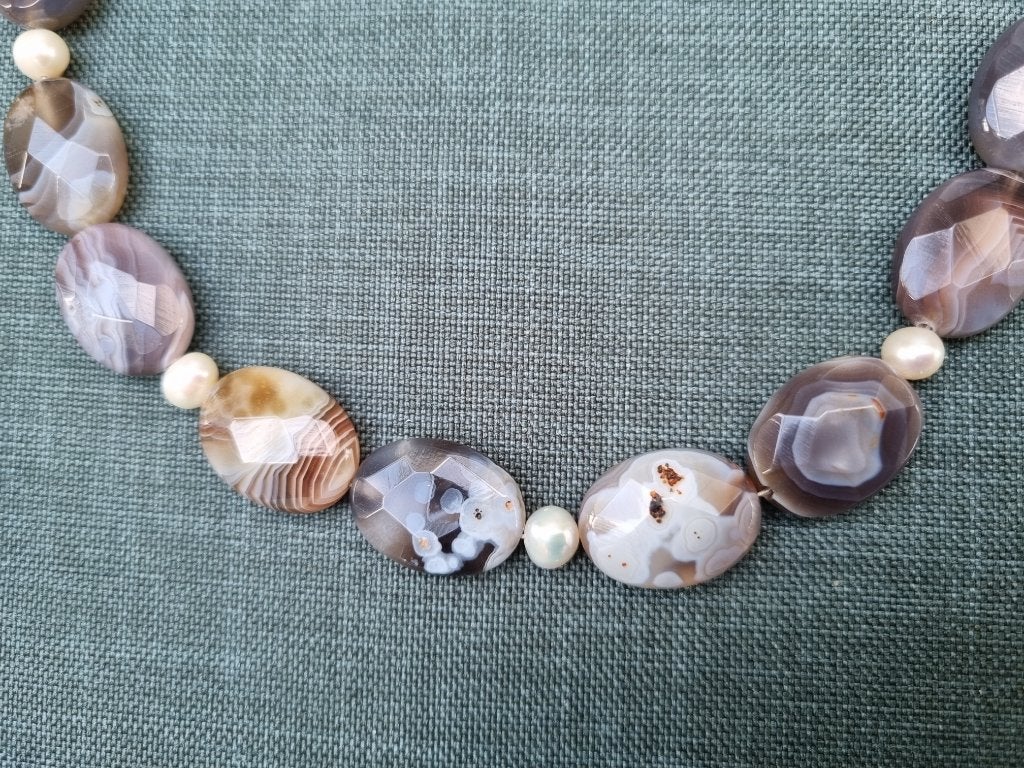 2 taupe kettingen van (Botswana) agaat en zoetwaterparel, Sieraden, Tassen en Uiterlijk, Overige materialen, Beige, Nieuw, Ophalen of Verzenden