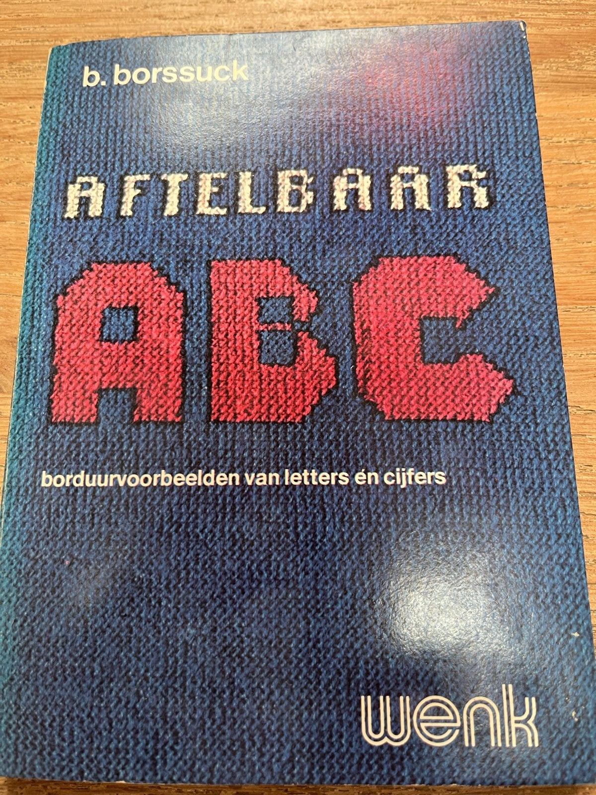 Handwerkboek: 97 alfabetten en 23 cijferreeksen, Ophalen of Verzenden, Gebruikt, Handborduren, Patroon