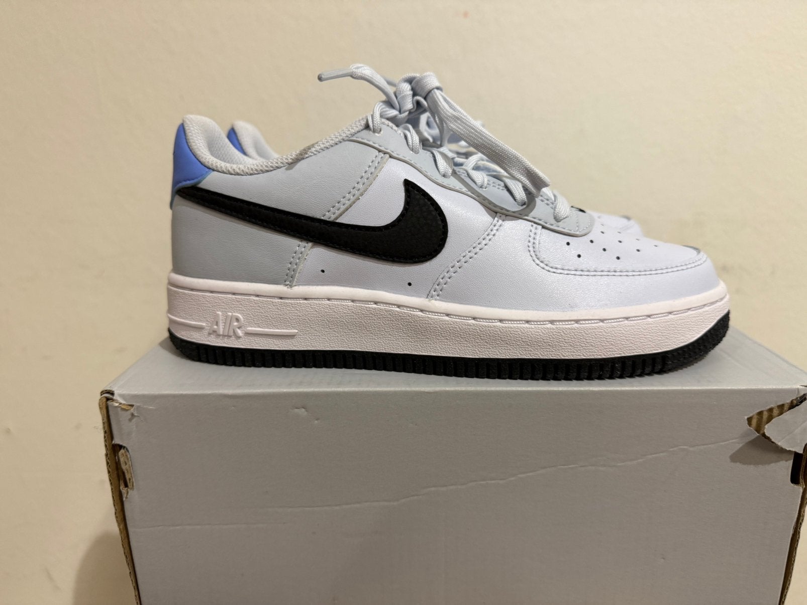 Te koop nieuwe Nike Air Force 1 maat 36.5, Kleding | Dames, Schoenen, Postlaan 3, Zwart, Nieuw, Ophalen of Verzenden
