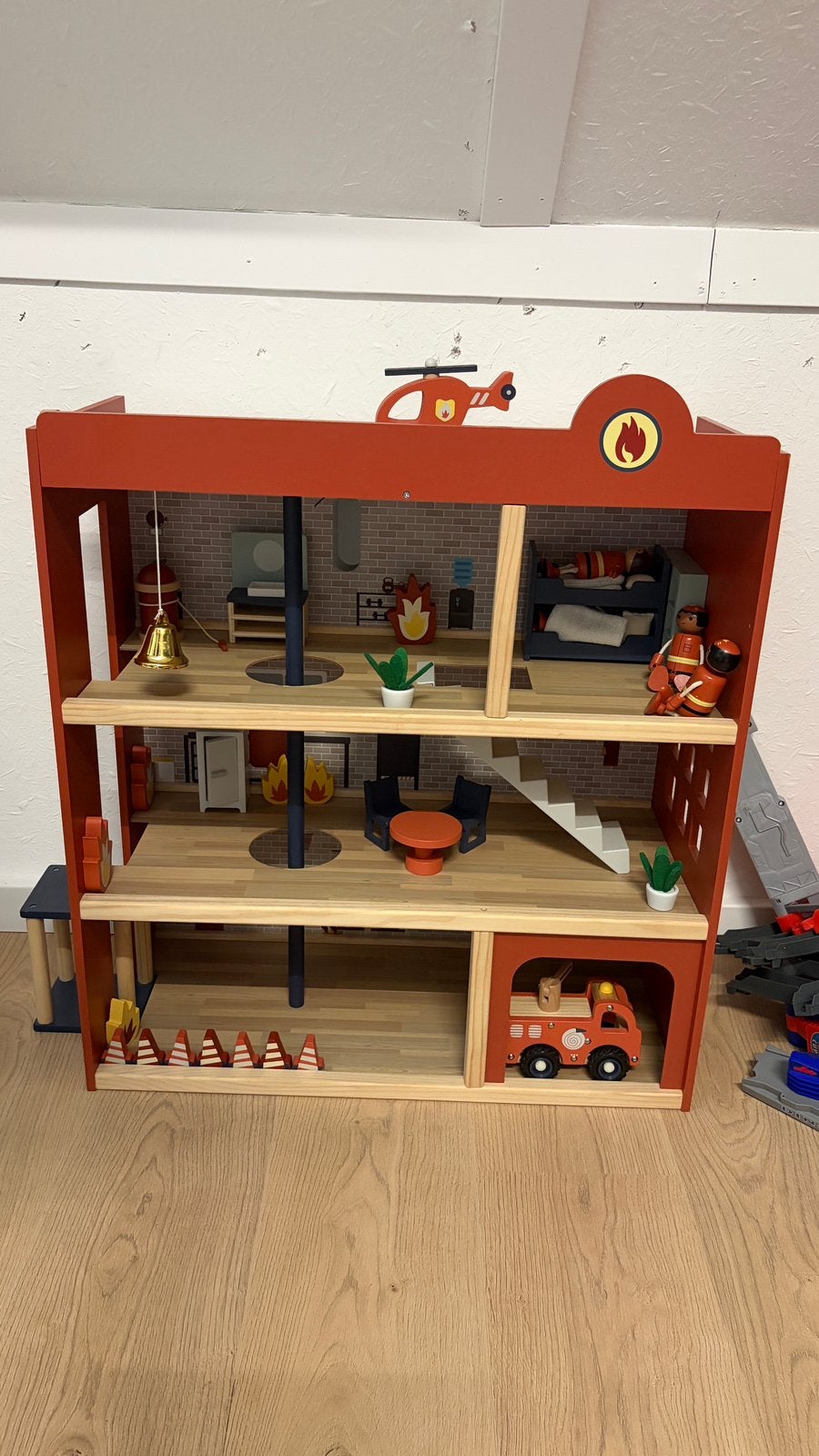 Houten brandweerkazerne, Kinderen en Baby's, Speelgoed | Poppenhuizen, Ophalen, Zo goed als nieuw, Poppenhuis