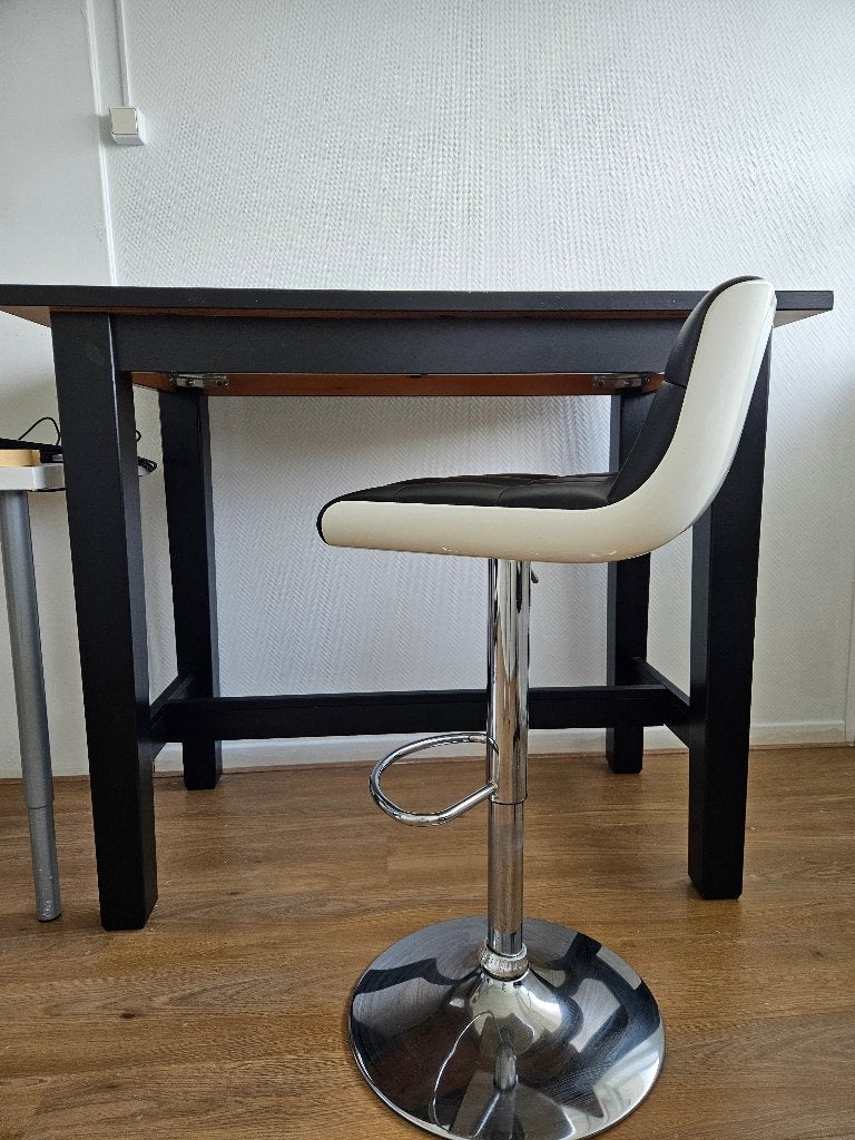 Zwarte bartafel met barkruk, Huis en Inrichting, Gebruikt, 100 tot 150 cm, Tot twee personen, Overige houtsoorten