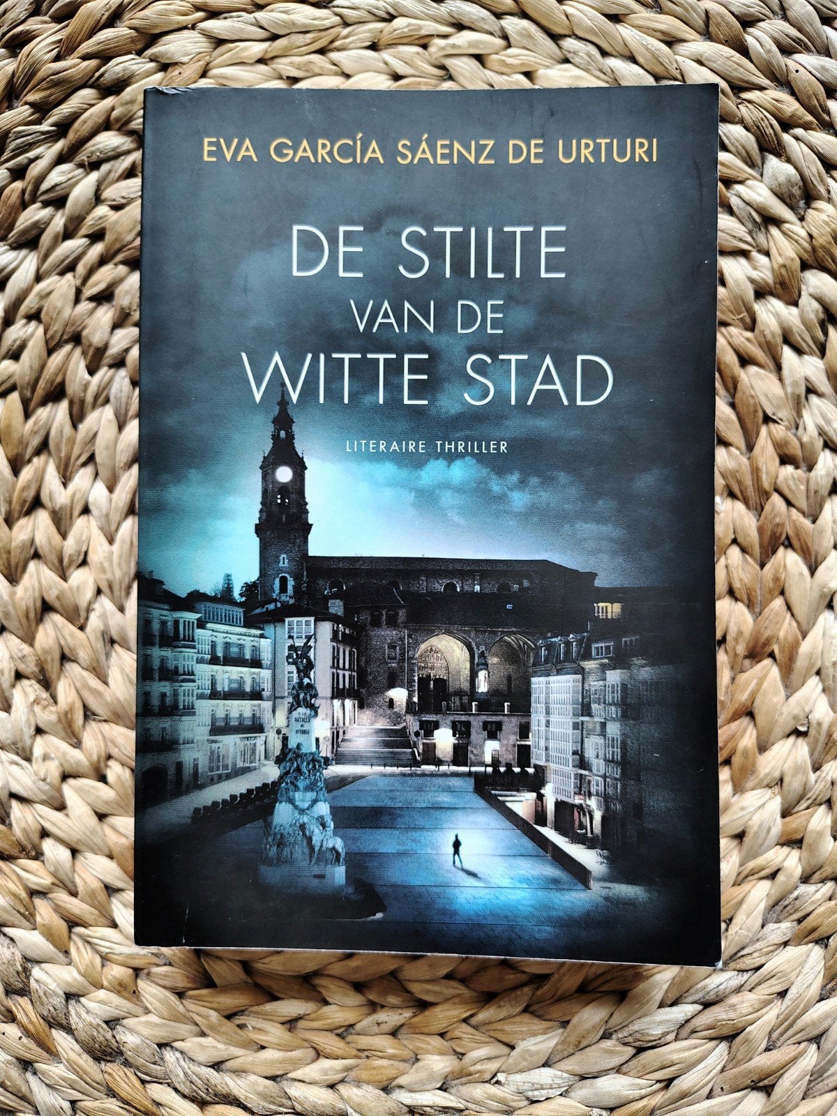 Eva García Sáenz de Urturi - De stilte van de witte stad, Ophalen of Verzenden, Zo goed als nieuw