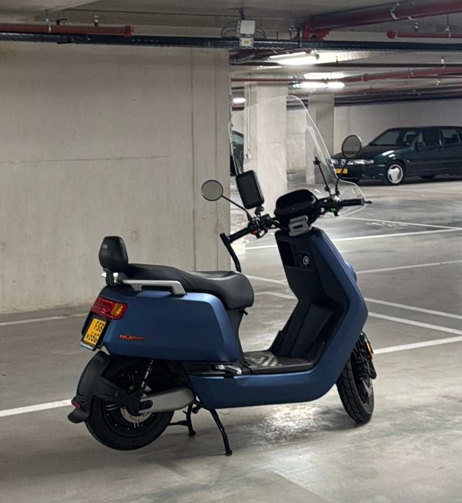 NIU NQi Sport Blue 45km/u 2024, 2.644 km Windscherm 2 Helmen, Ophalen, Maximaal 45 km/u, Elektrisch, Zo goed als nieuw