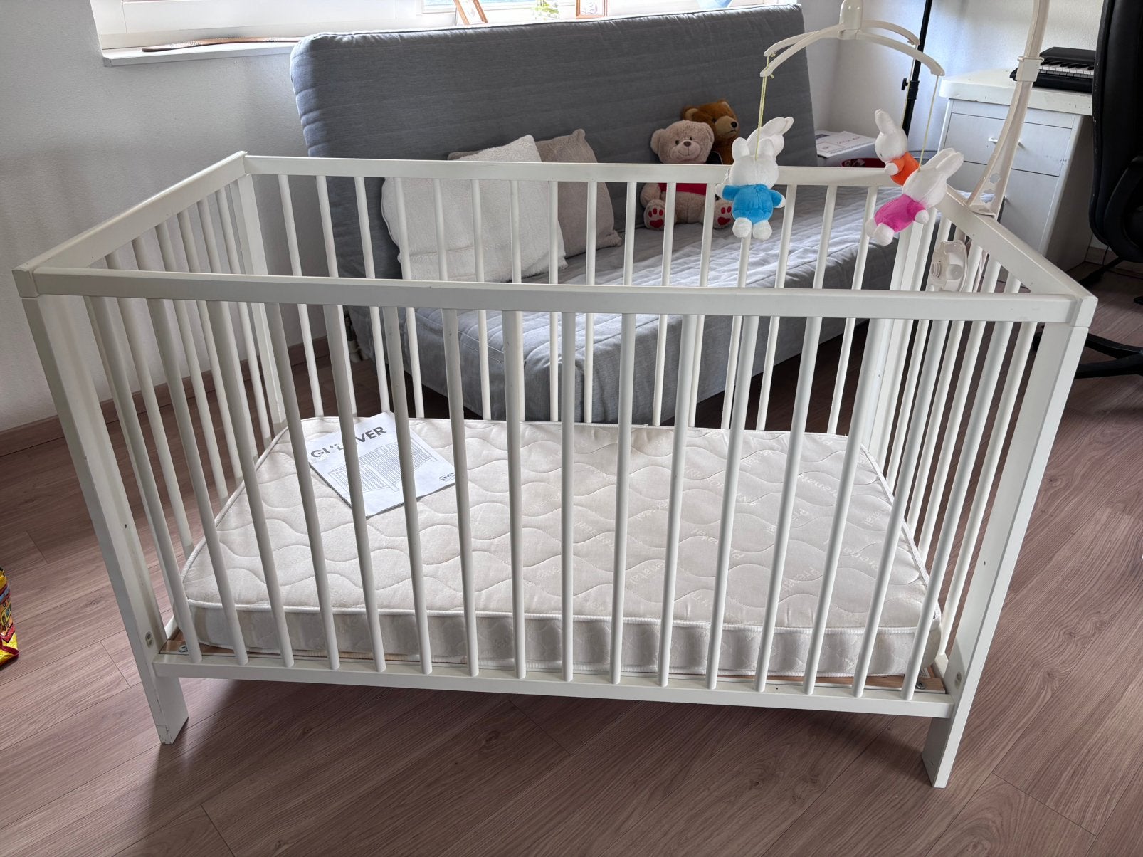 Wit babybedje met matras, commode en badje met standaard., Ophalen, Gebruikt, Ledikant