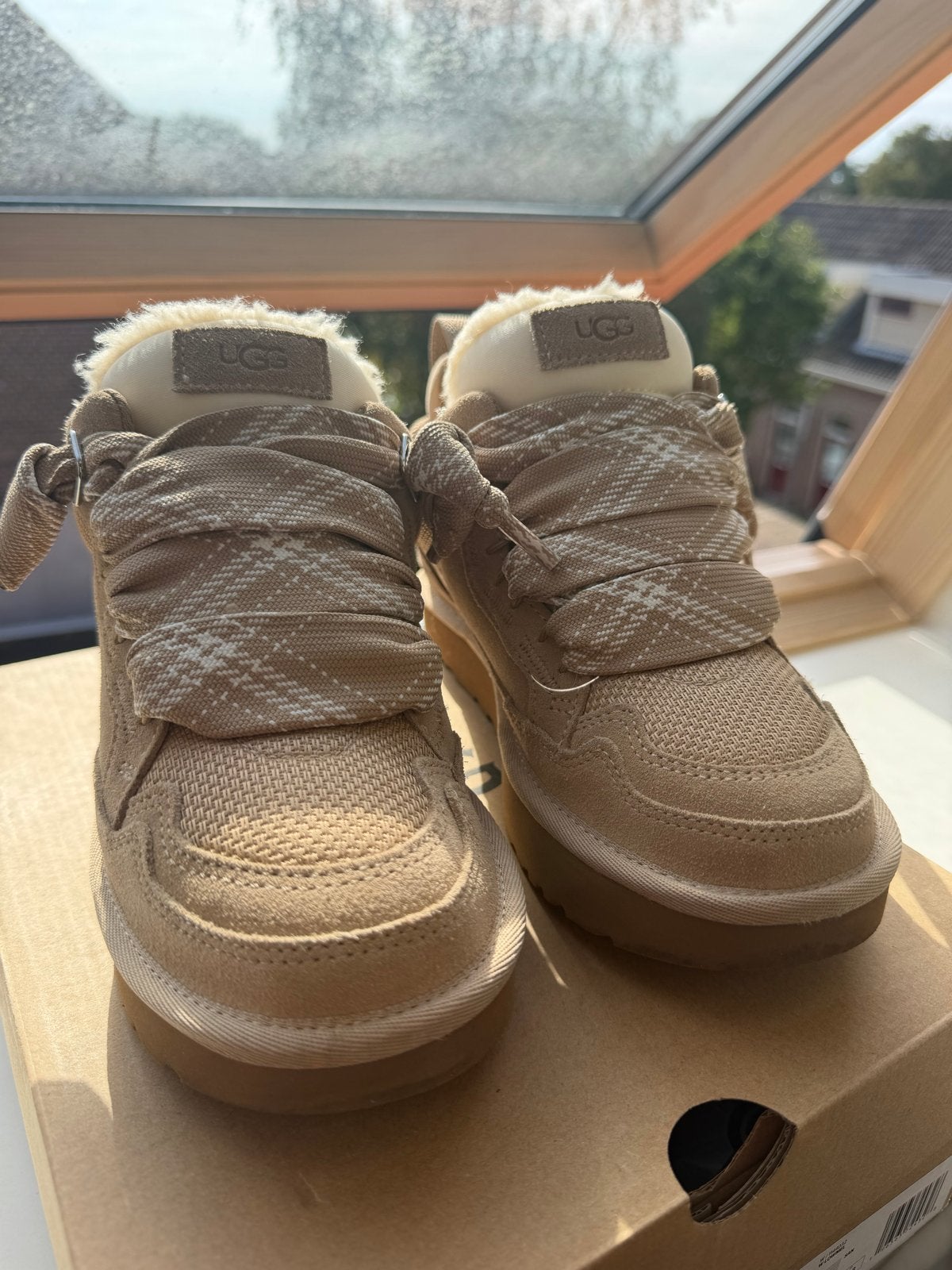 UGG Lowmel sneakers - Zo goed als nieuw, Ophalen of Verzenden, Zo goed als nieuw, Beige, Sneakers of Gympen