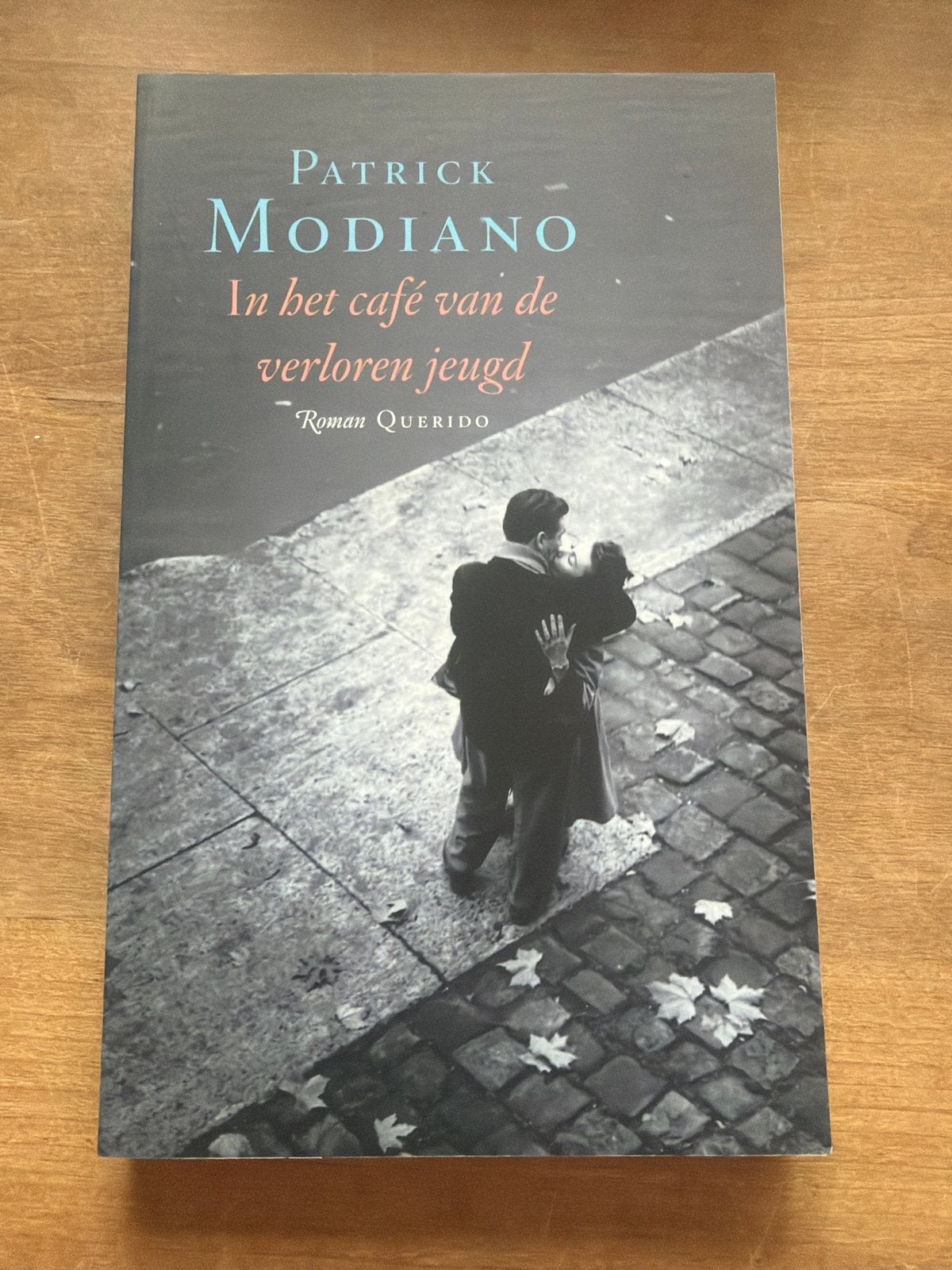 In het café van de verloren jeugd - Patrick Modiano, Ophalen of Verzenden, Zo goed als nieuw, Nederland