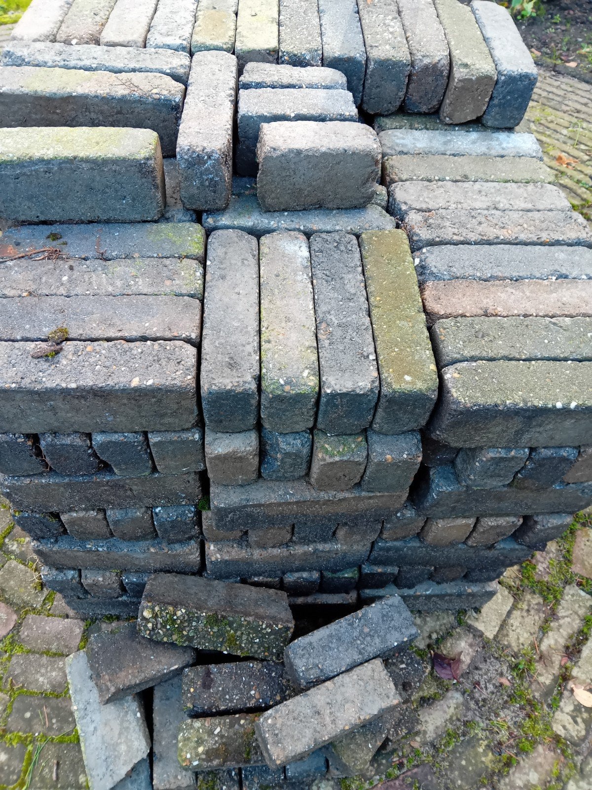 Betonnen waaltjes 3,3 m² grijstinten, Ophalen, Gebruikt, Klinkers, Minder dan 5 m²
