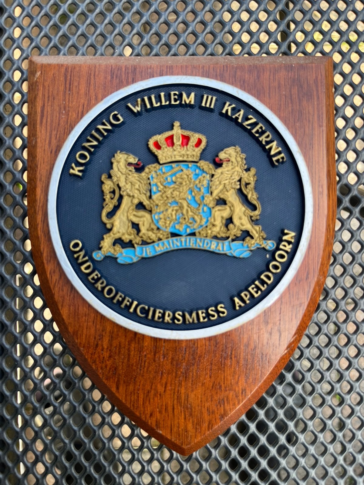 Wapenschild onderofficiersmess Koning Willem III kazerne, Ophalen of Verzenden, Overige soorten, Nederland, Embleem of Badge