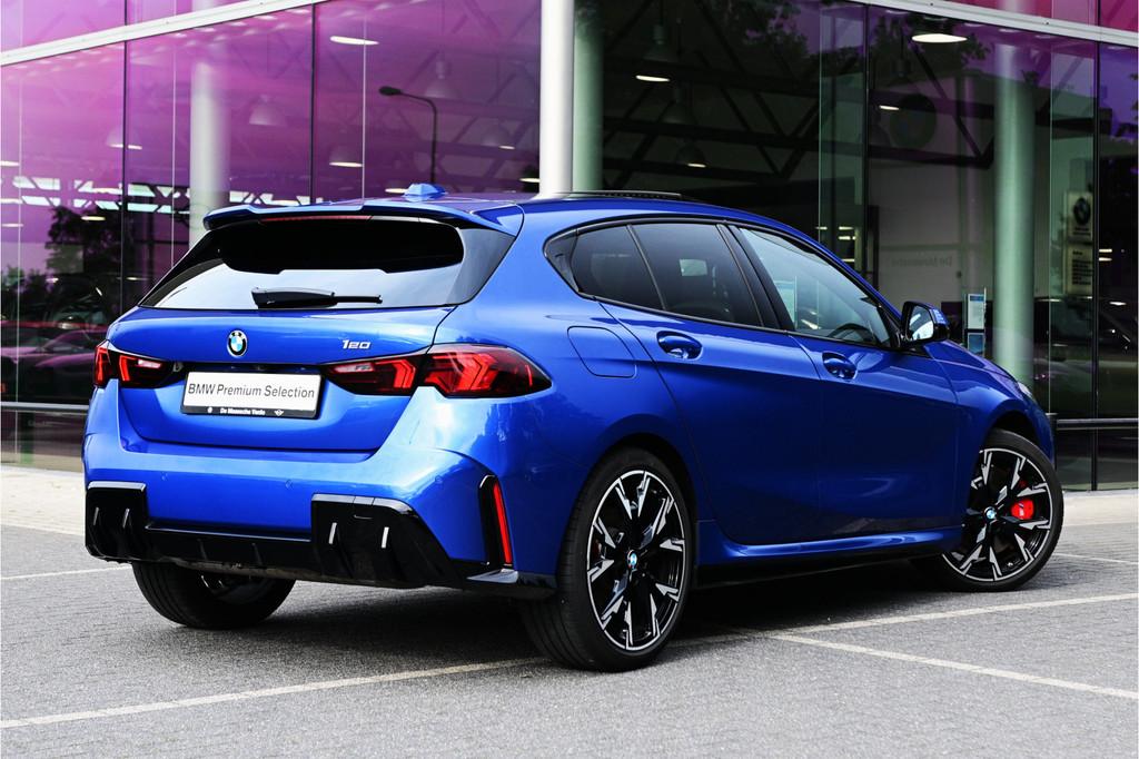 BMW 1 Serie 120 M Sport Automaat / Trekhaak / Panoramadak /, Gebruikt, 156 pk, Met garantie (alle), Blauw