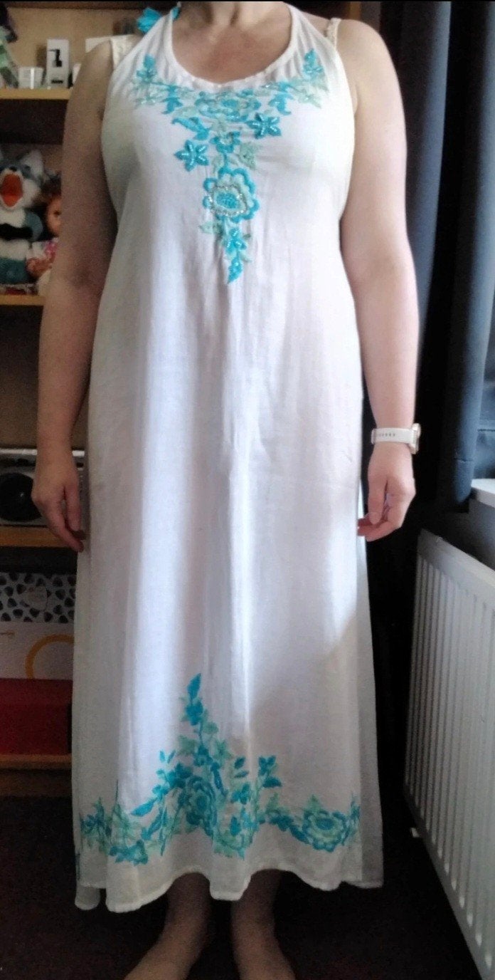 Witte maxi jurk met turquoise borduursels, Maat 38/40 (M), Wit, Ophalen of Verzenden, Onder de knie