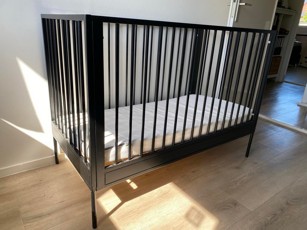 Kinderkamer, zwarte ledikant met matras, commode en kast, Ophalen, Zo goed als nieuw, Jongetje of Meisje