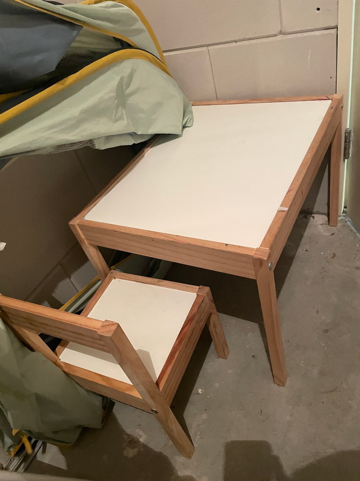 IKEA kinderbureau met 2 stoelen - Goede kwaliteit, Kinderen en Baby's, Ophalen, Zo goed als nieuw, Tafel(s) en Stoel(en)