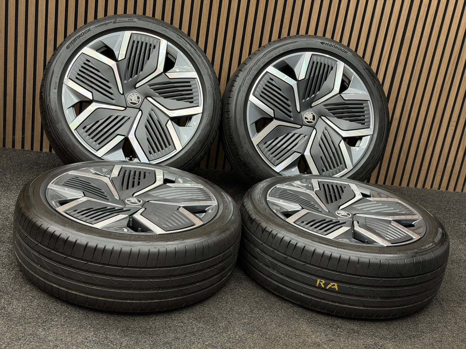 ZGAN! Originele 20 inch Skoda Kodiaq Rila 5x112 Hankook ‘26, Ophalen, ., Banden en Velgen, 235 mm