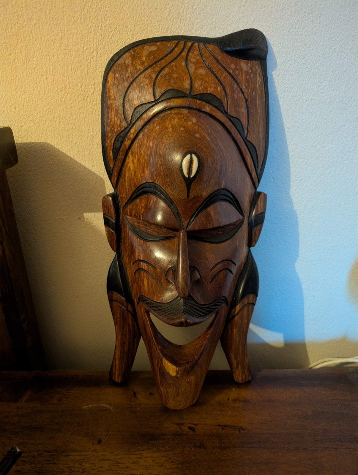 Houten wandmasker handgesneden met kauri-schelp - 38 cm, Ophalen of Verzenden, Wanddecoratie, 20 - 50 cm, Hout