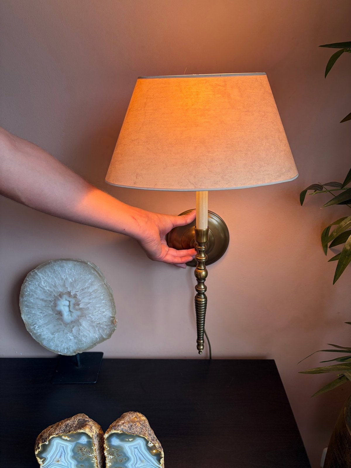 Sfeervolle klassieke messing wandlamp met stoffen kap, Ophalen of Verzenden