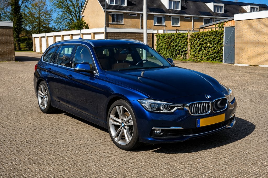 BMW 320i Touring Edition Luxury Line 2019, Auto's, BMW, Automaat, Achterwielaandrijving, 4 cilinders, Blauw
