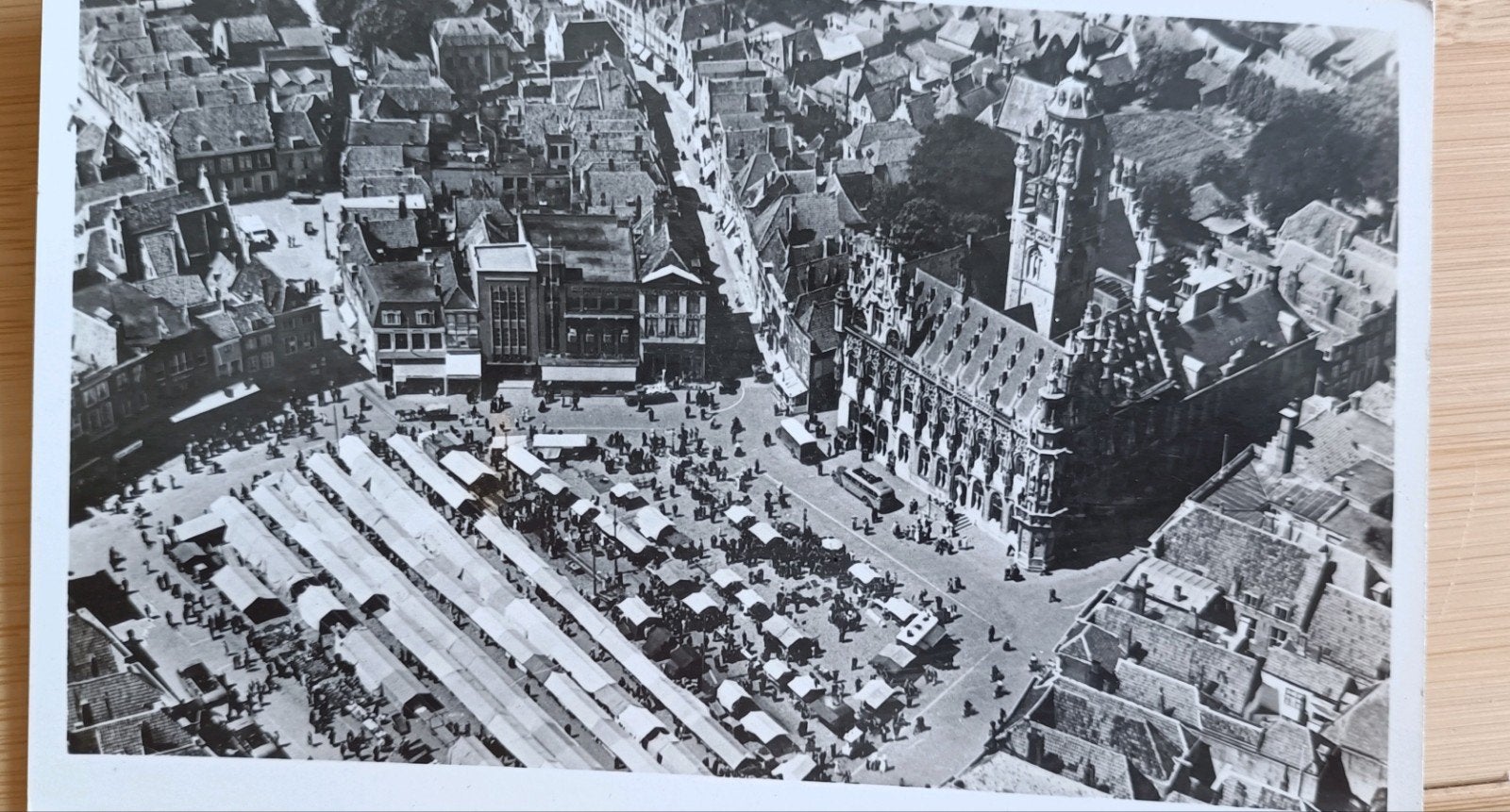 Middelburg, markt met raadhuis. luchtfoto KLM, Verzenden, 1940 tot 1960, Ongelopen, Zeeland