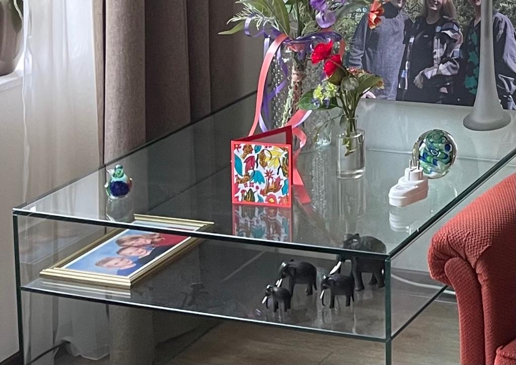 Glazen salontafel, geslepen, Fabrikaat Helderr, Huis en Inrichting, Tafels | Salontafels, Ophalen, Gebruikt, 50 tot 100 cm, 50 tot 75 cm