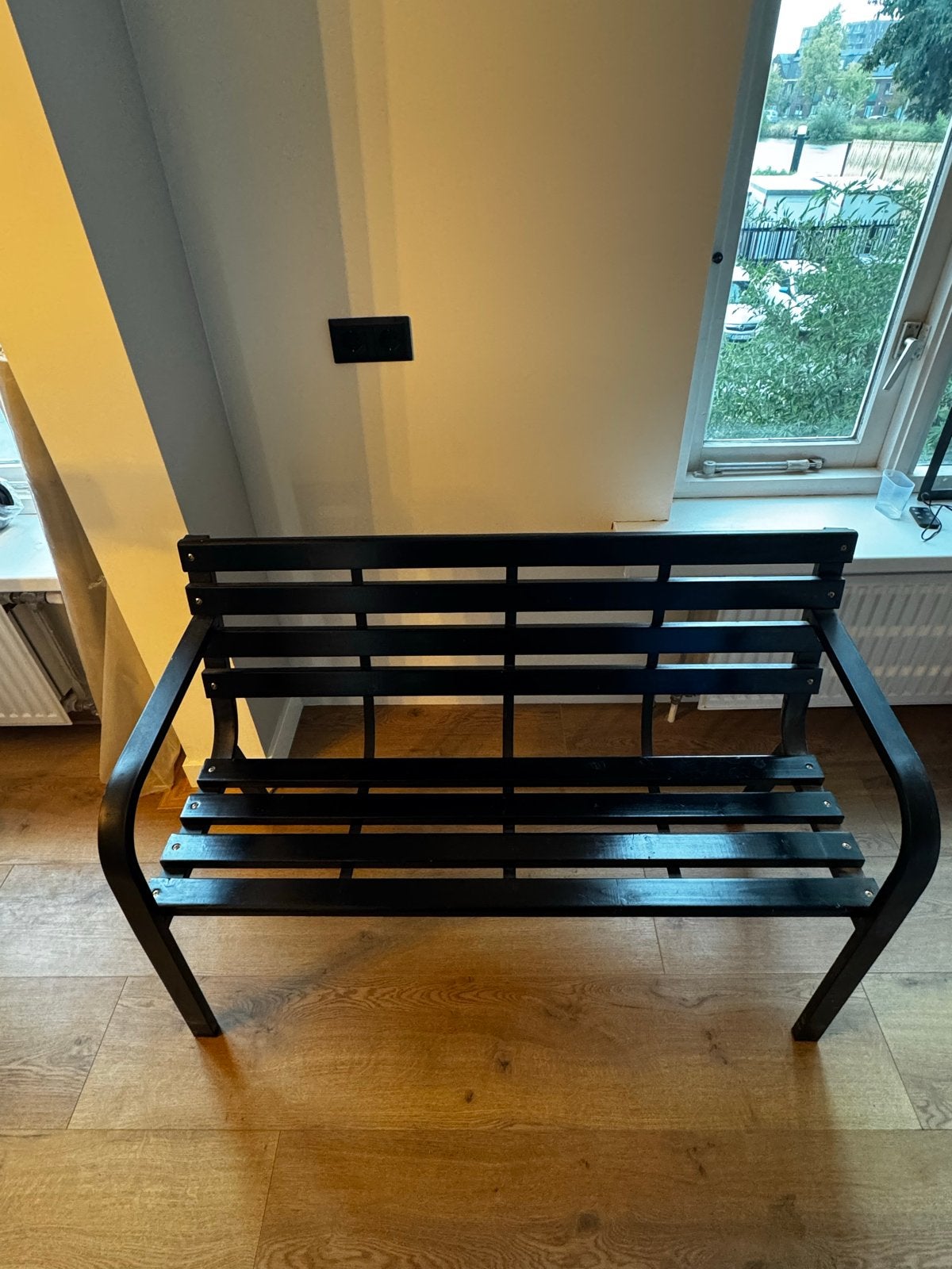 Zwart houten tuinbankje, Ophalen, Twee, Zwart, Zo goed als nieuw