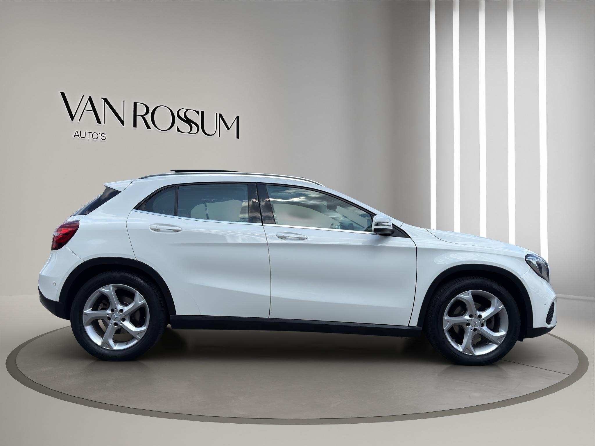 Mercedes-Benz GLA-klasse 180 Premium | Pano | Leder sportsto, Auto's, Gebruikt, 4 cilinders, 1595 cc, Bedrijf