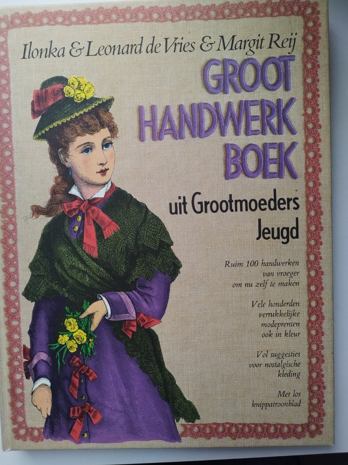 Groot Handwerk Boek uit Grootmoeders Jeugd, met patroonblad, Boeken, Hobby en Vrije tijd, Ophalen of Verzenden, Zo goed als nieuw