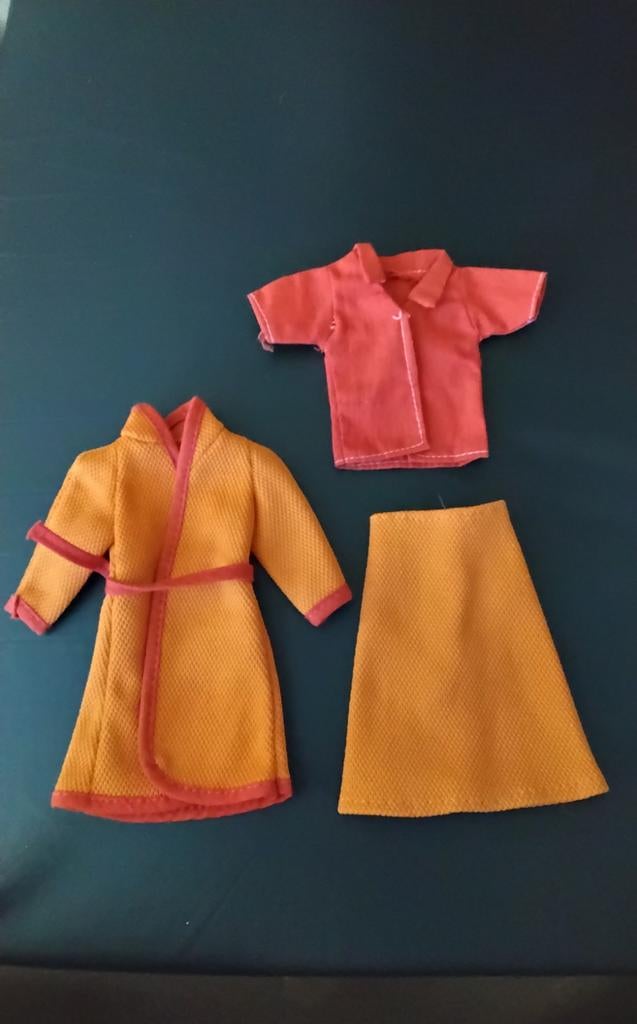 Vintage sindy fleur barbie kleding set: badjas, top en rok, Ophalen of Verzenden, Gebruikt, Barbie