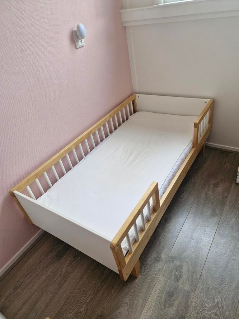 Peuterbed Petit Amelie Cerise met matras, 70 tot 85 cm, 140 tot 160 cm, Zo goed als nieuw, Ophalen