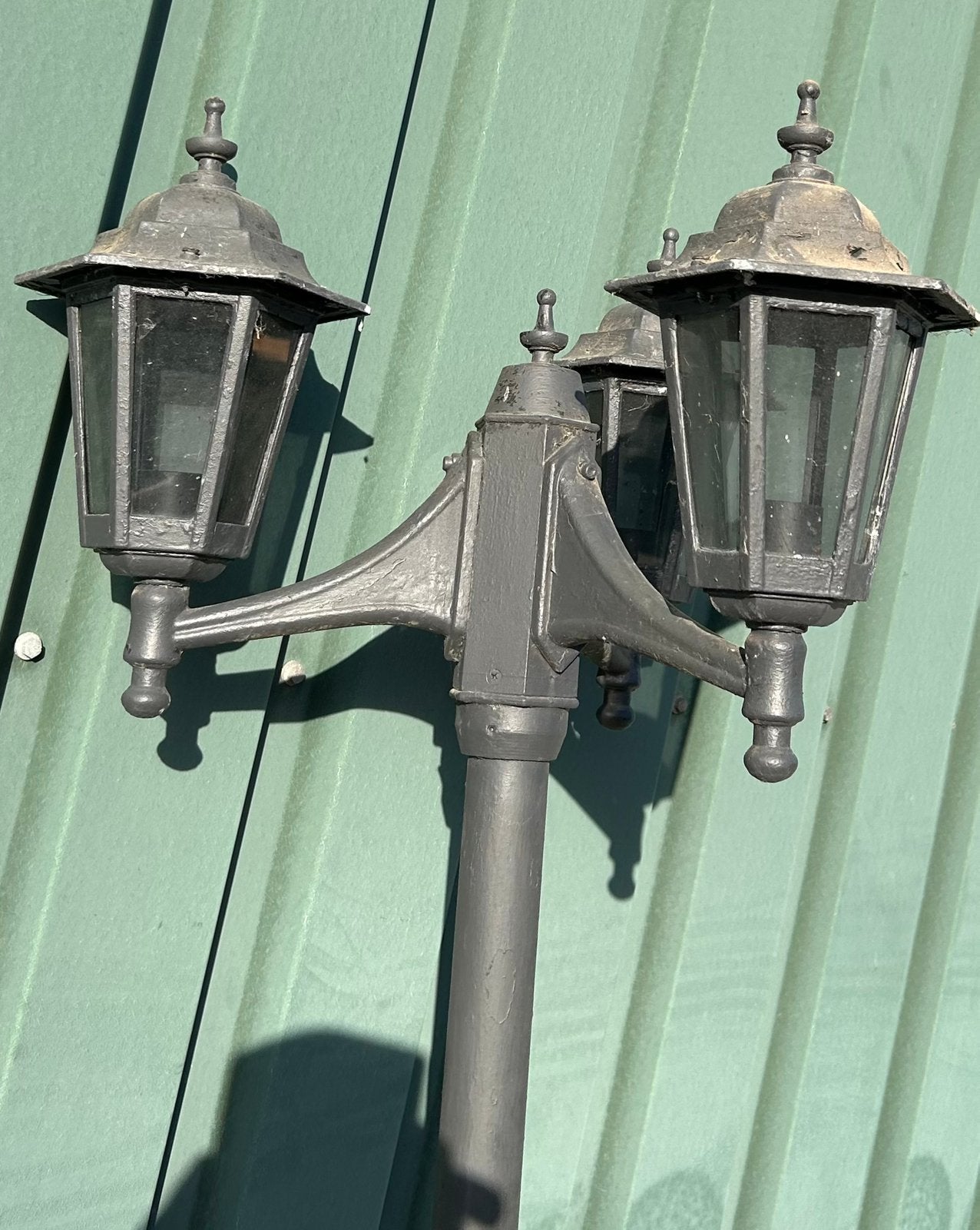 Een driekoppige lantaarnpaal ook wel 3-lichts tuinlantaarn., Ophalen, Gebruikt, Staande lamp, Netvoeding